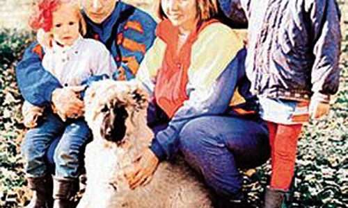 Vladimir Putin, în tinerețe, pe vremea când formau o familie fericită, cu soţia Liudmila şi cele două fete jpeg