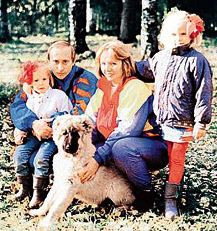 Vladimir Putin, în tinerețe, pe vremea când formau o familie fericită, cu soţia Liudmila şi cele două fete