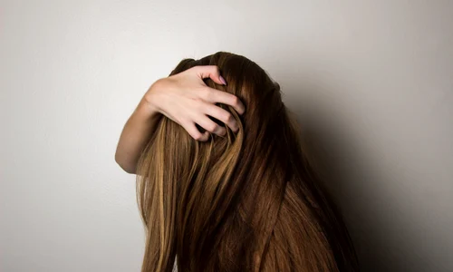 1 ai parul gras pune asta pe par timp de 5 minute si scapa de aceasta problema jpg jpeg