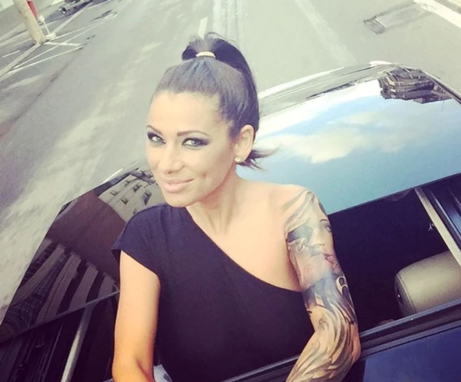 
    Roxana Vancea face filme cu telefonul când se plictiseşte la volanFoto: Instagram  