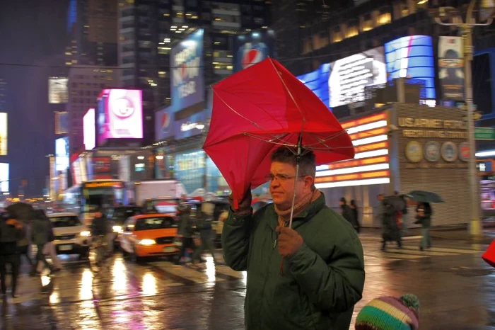 Zăpada abundentă şi vântul au perturbat traficul aerian şi terestru în Statele Unite. (Foto: Reuters)