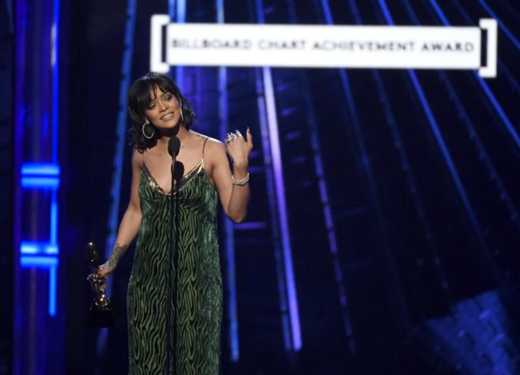 Rihanna și-a răsfățat fanii cu pizzaFoto: AP