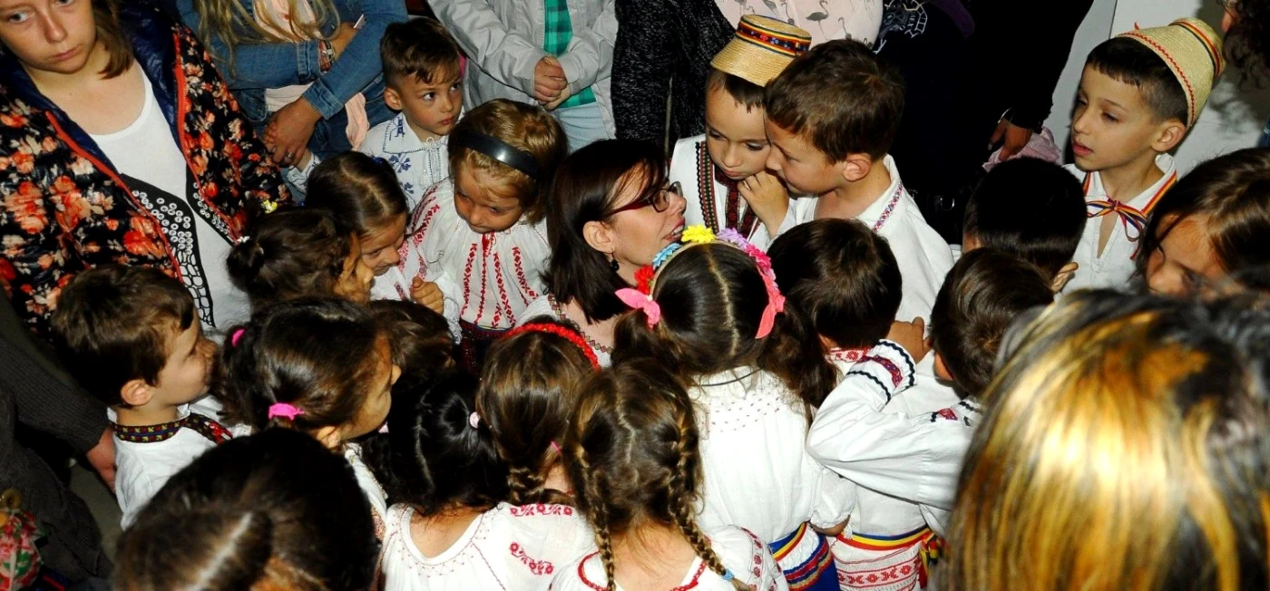 Roxana Costache alături de elevii săi FOTO arhiva personală