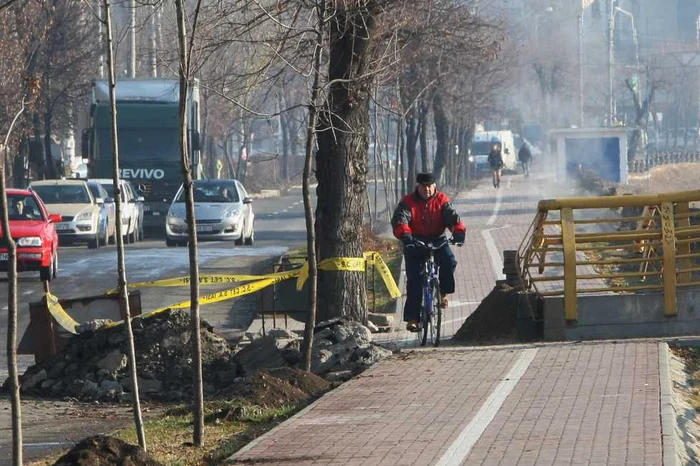 Bicicliştii fac slalom printre gropi 