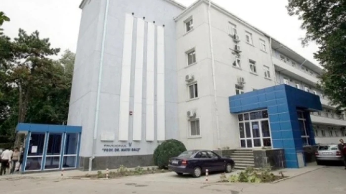 Pompierii și polițiștii înceracă să stabilească ce a declanșat incendiul de la Institutul MateI Balș
