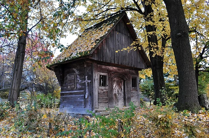 Mica biserică din lemn de la Șișești FOTO Wikipedia Mircea Rareș Țetcu