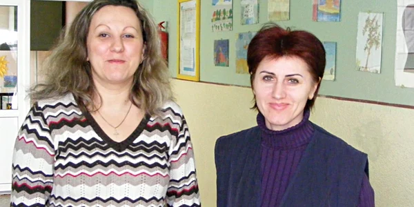 Alina Buchert (stânga) şi Simona Catargiu şi-au înscris copiii în „clasa 0“