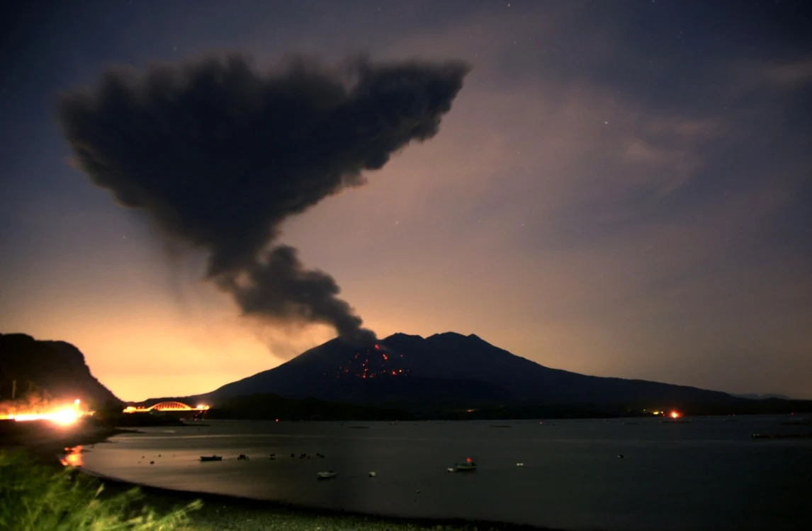 Vulcanul Sakurajima a început să erupă