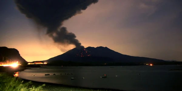 Vulcanul Sakurajima din Japonia a inceput sa erupă FOTO AP