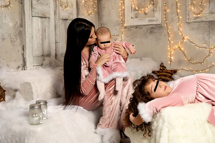 Manechine pentru hăinuțe au fost chiar Elena și cei trei copii ai săi 