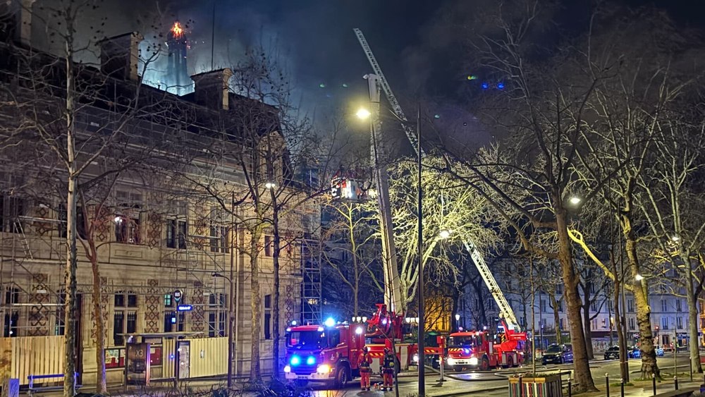 Incendiu violent în Paris. Turla de 35 de metri a unei primării a fost mistuită de flăcări și riscă să se prăbușească