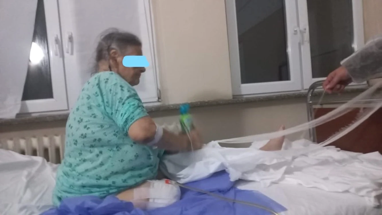 Bătrâna de 84 de ani, pe patul Spitalului din Craiova FOTO / Loredana Nicola
