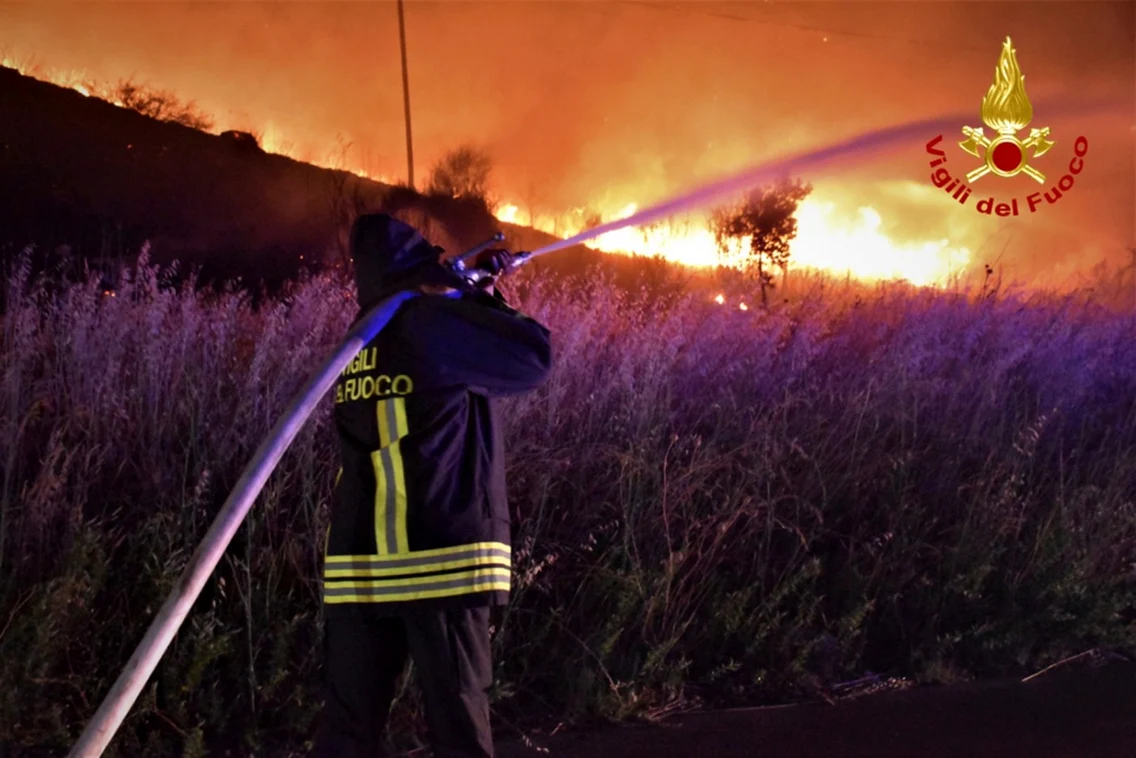Pompierii italieni luptă cu flăcările în Sicilia. FOTO EPA-EFE