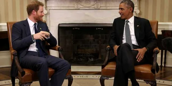 Barack Obama primindu-l pe printul Harry la Casa Alba FOTO EPA