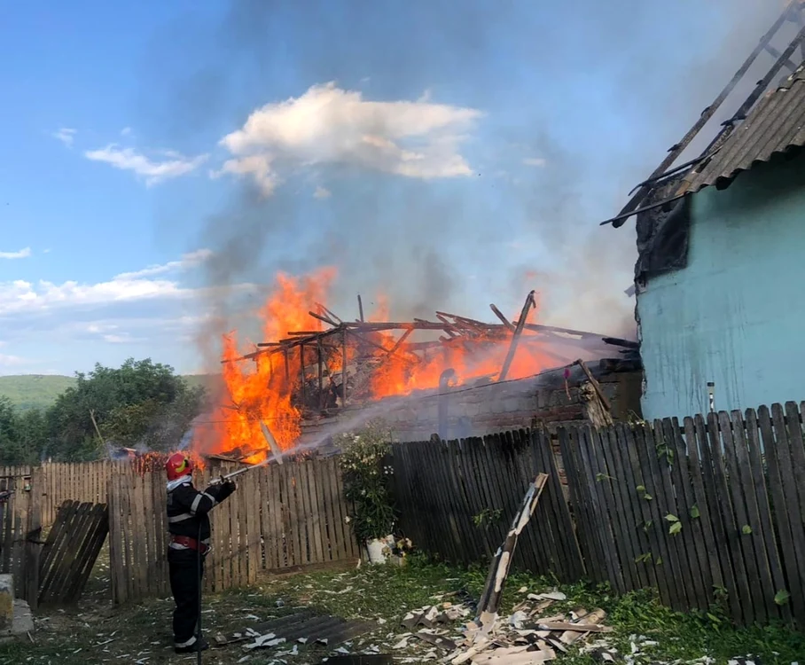 Incendiul a fost pus la un fânar, dar s-a extins. Foto ISU Argeş.