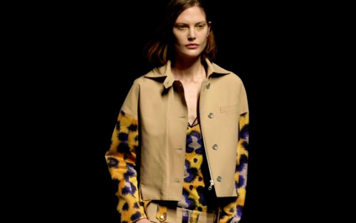 Jacheta de la Kenzo este considerată o piesă de bază pentru primăvara anului 2013. FOTO kenzo.com