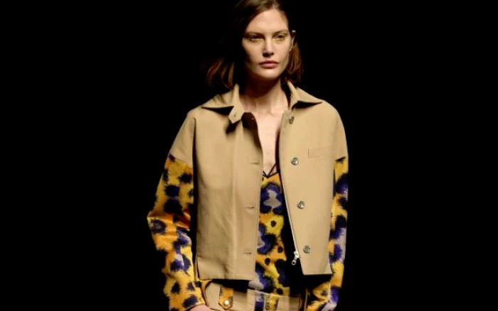 Jacheta de la Kenzo este considerată o piesă de bază pentru primăvara anului 2013. FOTO kenzo.com