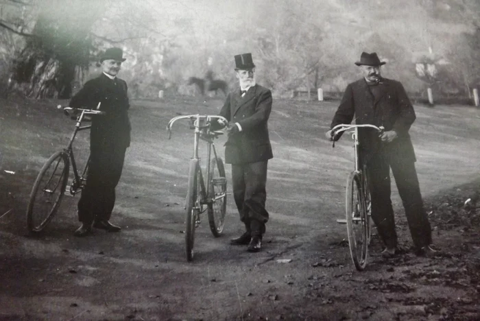 Primarul Halle (în centru) la 50 de ani circula cu bicicleta la sfârşitul secolului al XIX-lea. FOTO: Clujul de altădată