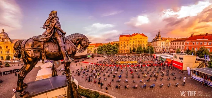 Spectatorii prezenţi la evenimentele TIFF au purtat măşti şi au respectat distanţarea, deşi toate proiecţlile au avut loc în aer liber