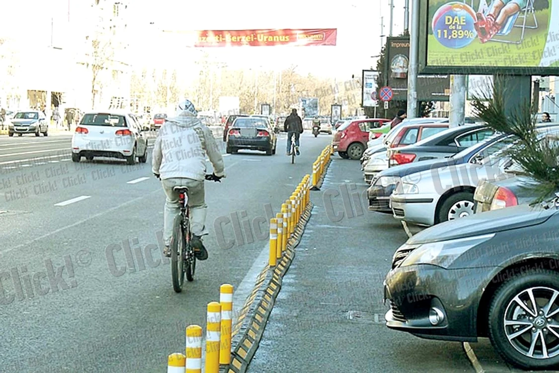 Muncitorii au prins banda  în care sunt montaţi stâlpişorii  cu şuruburi în asfalt (Fotografii: Marian Iliescu, Hot News)