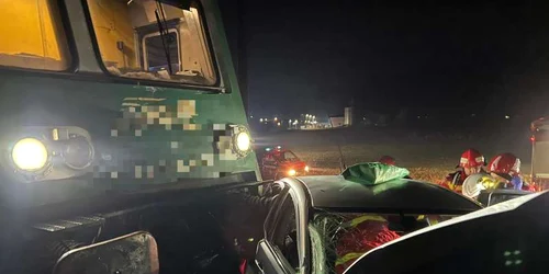 masina lovita de tren ISU MURES jpeg