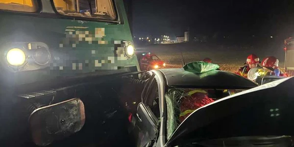 masina lovita de tren ISU MURES jpeg