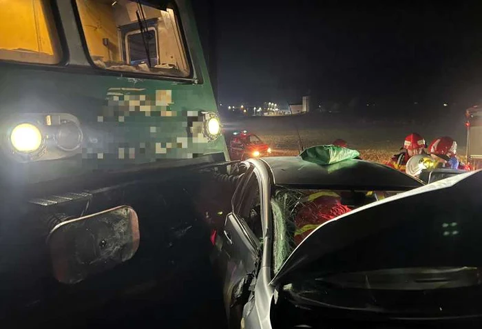 În mașina lovită de tren se aflau cinci persoane. FOTO ISU Mureș
