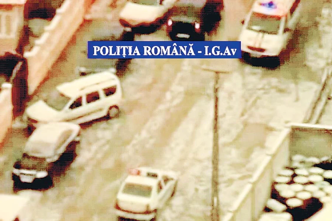 
    Maşinile de poliţie, cu puţin  timp înainte să plece în misiune  