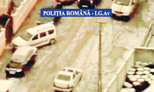 Maşinile de poliţie, cu puţin  timp înainte să plece în misiune jpeg