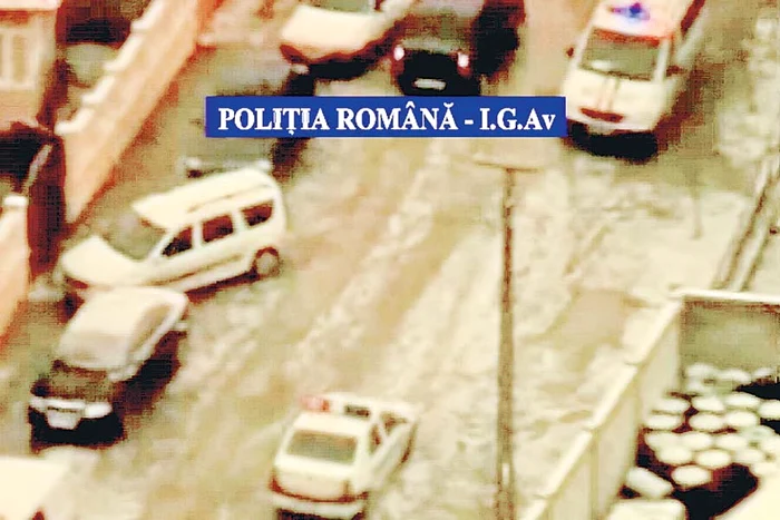 Maşinile de poliţie, cu puţin timp înainte să plece în misiune