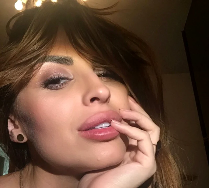 Roxana aplică pe buze crema cu ardei iute ori de câte ori se machiază