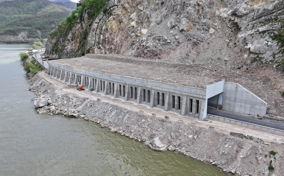 Polata de pe Clisura Dunării a fost inaugurată. Structura uriașă apără șoseaua de căderile de pietre