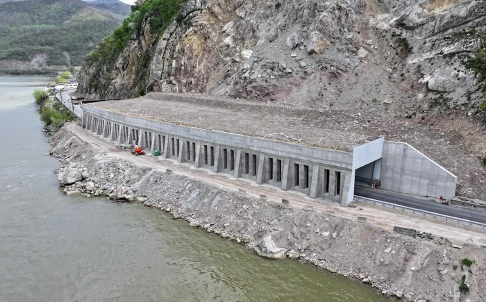 VIDEO Polata de pe Clisura Dunării a fost inaugurată. Structura uriașă apără șoseaua de căderile de pietre