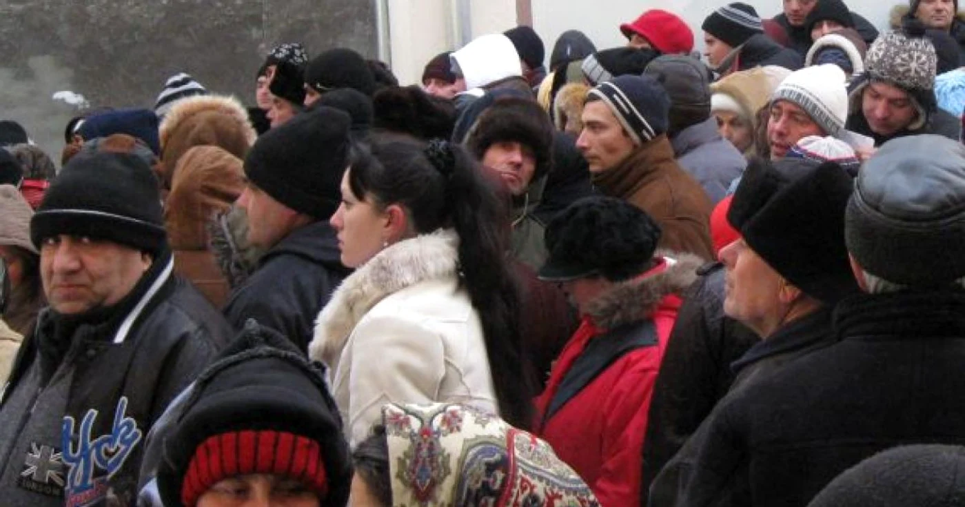 Oamenii stau la cozi interminabile pentru ajutoarele la căldură