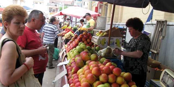 În loc de mere, copiii vor primi pixuri şi calendare 