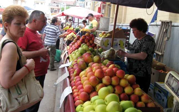 În loc de mere, copiii vor primi pixuri şi calendare 