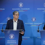 Prim-ministrul Marcel Ciolacu și Marcel Boloș, ministrul de Finanțe, susțin declarații de presă la sediul ministerului din București. FOTO Inquam Photos / George Călin