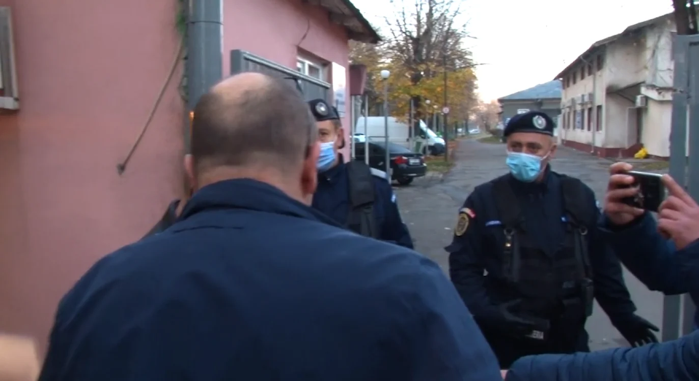 Jandarmii nu i-au permis accesul în spital directorului unităţii medicale pentru că nu l-au recunoscut FOTO captură video