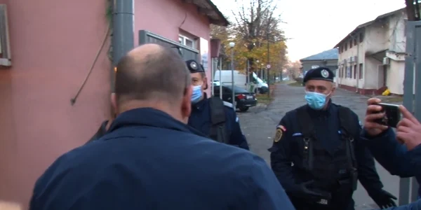 Directorul spitalului judeţean din Ploieşti oprit la poartă de jandarmi