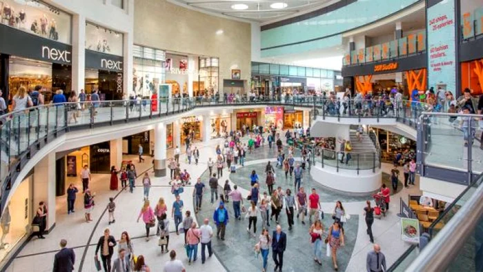 O regulă importantă este să nu mergi în mall în zilele și la orele de vârf