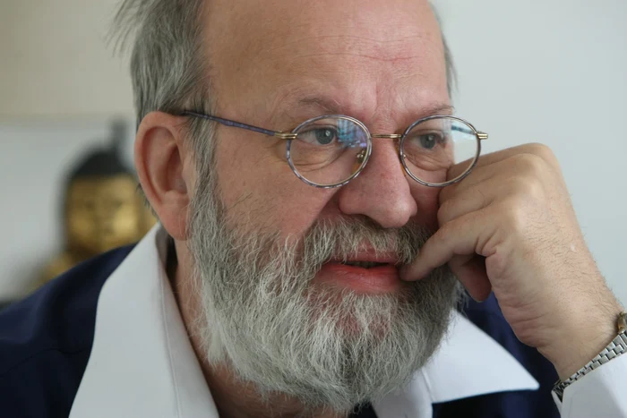 Aurel Mitran îi invită pe spectatori la sfârşitul
acestei luni, la Excelsior, la spectacolele susţinute de Nicu Alifantis în
memoria lui Nichita Stănescu FOTO: Marian Iliescu