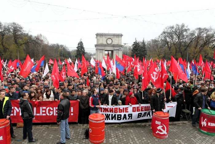 Circa 7.000 de membri PCRM şi simpatizanţi comunişti au manifestat pe 23 noiembrie în centrul Chişinăului, cerând demisia Guvernului, alegeri anticipate şi renunţarea la vectorul european. FOTO: Tudor Iovu