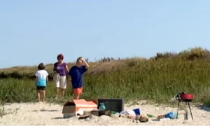 Angajaţi ai Rezervaţiei Biosfera Delta Dunării au găsit pe plajele de la Vadu și de la Corbu resturi menajere, dar și un televizor abandonat jpeg