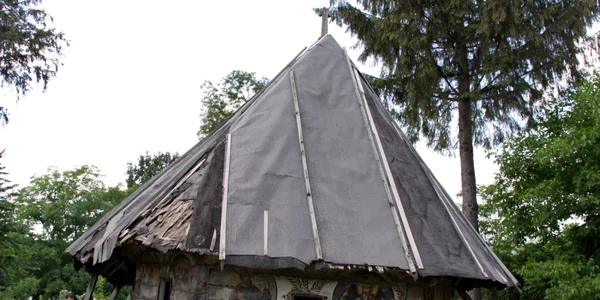 Biserica de lemn unicat Urşi - Popeşti din Vâlcea - câştigătoare a unui premiu european pentru patrimoniu - înainte de restaurare Foto propatrimonio org