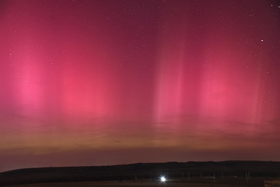 Aurora boreală a „aprins" cerul vineri noaptea şi în Bihor. Fenomenul s-ar putea repeta în România și noaptea aceasta FOTO
