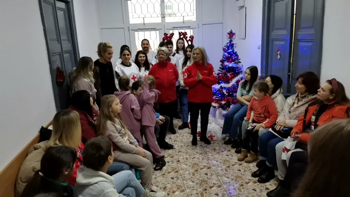 Voluntarii români și mamele și copiii refugiati din Ucraina au cântat colinde împreună FOTO: A.M.
