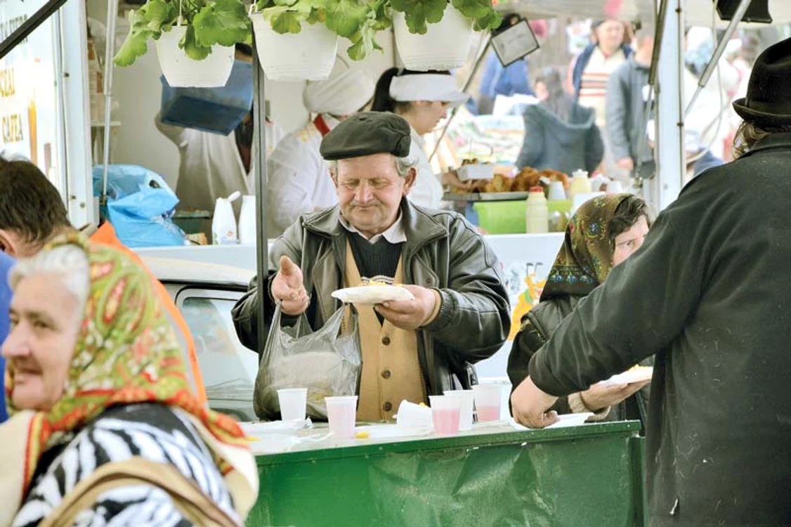 
    Oamenii s-au  înghesuit la hering  cu mămăliguţă şi vin  