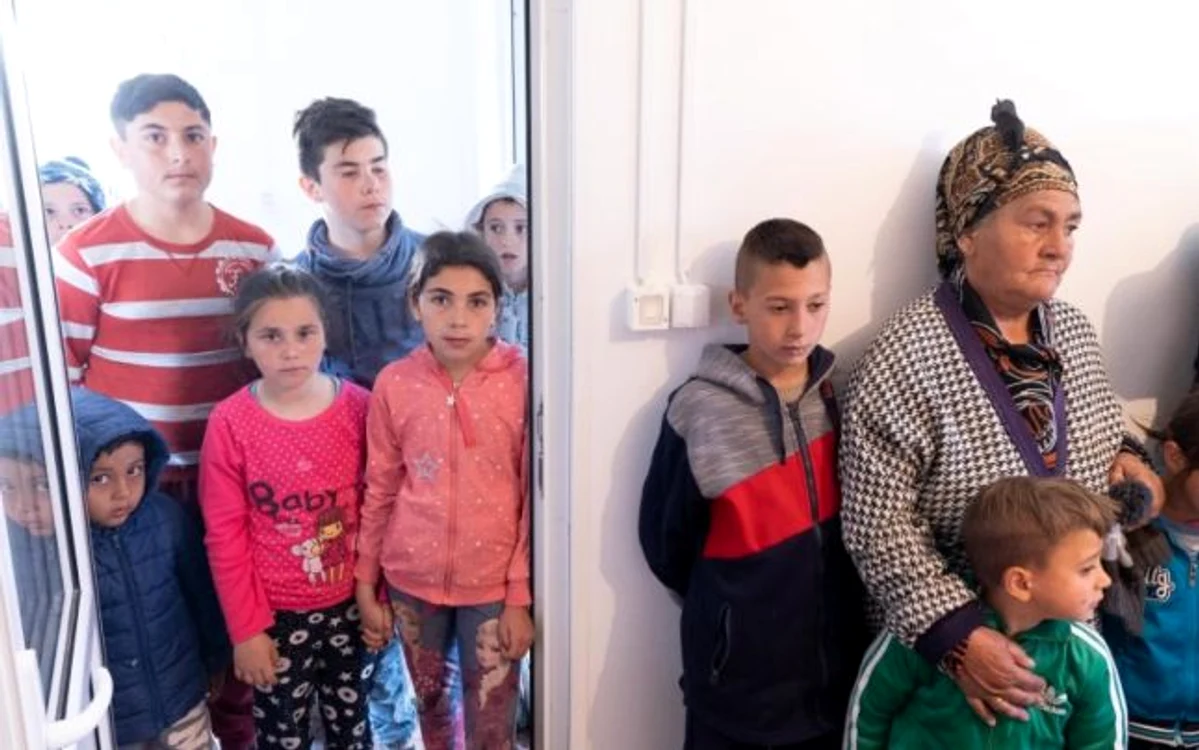 Casă nouă pentru trei copiii sărmani din Brăila FOTO pr Aurel Coman