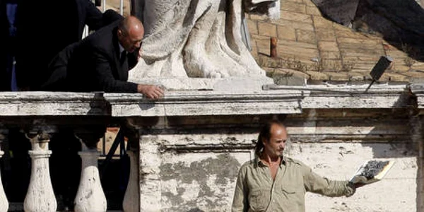 Românul a escaladat o balustradă şi a urcat pe o latură a Basilicii San Pietro 