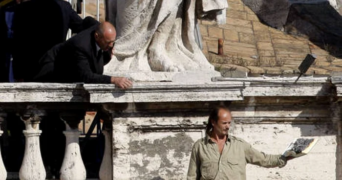 În 2011, românul a escaladat o balustradă şi a urcat pe o latură a Basilicii San Pietro